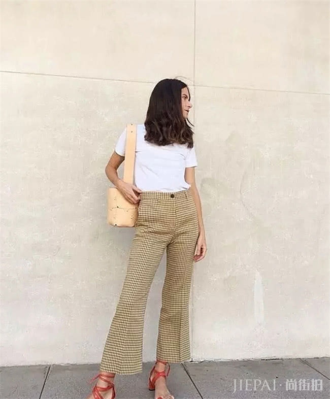 白色T恤搭阔腿裤，演绎夏季时尚浪漫