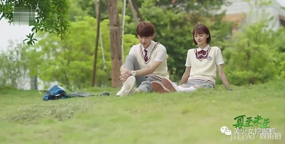 快30岁谭松韵靠丑哭的校服圈粉?百年前校服时尚又有民族特色