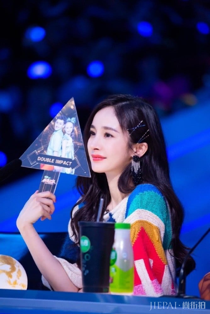 杨幂彩虹毛衣搭配亮片半裙唯美娇艳,再次成为全场焦点!