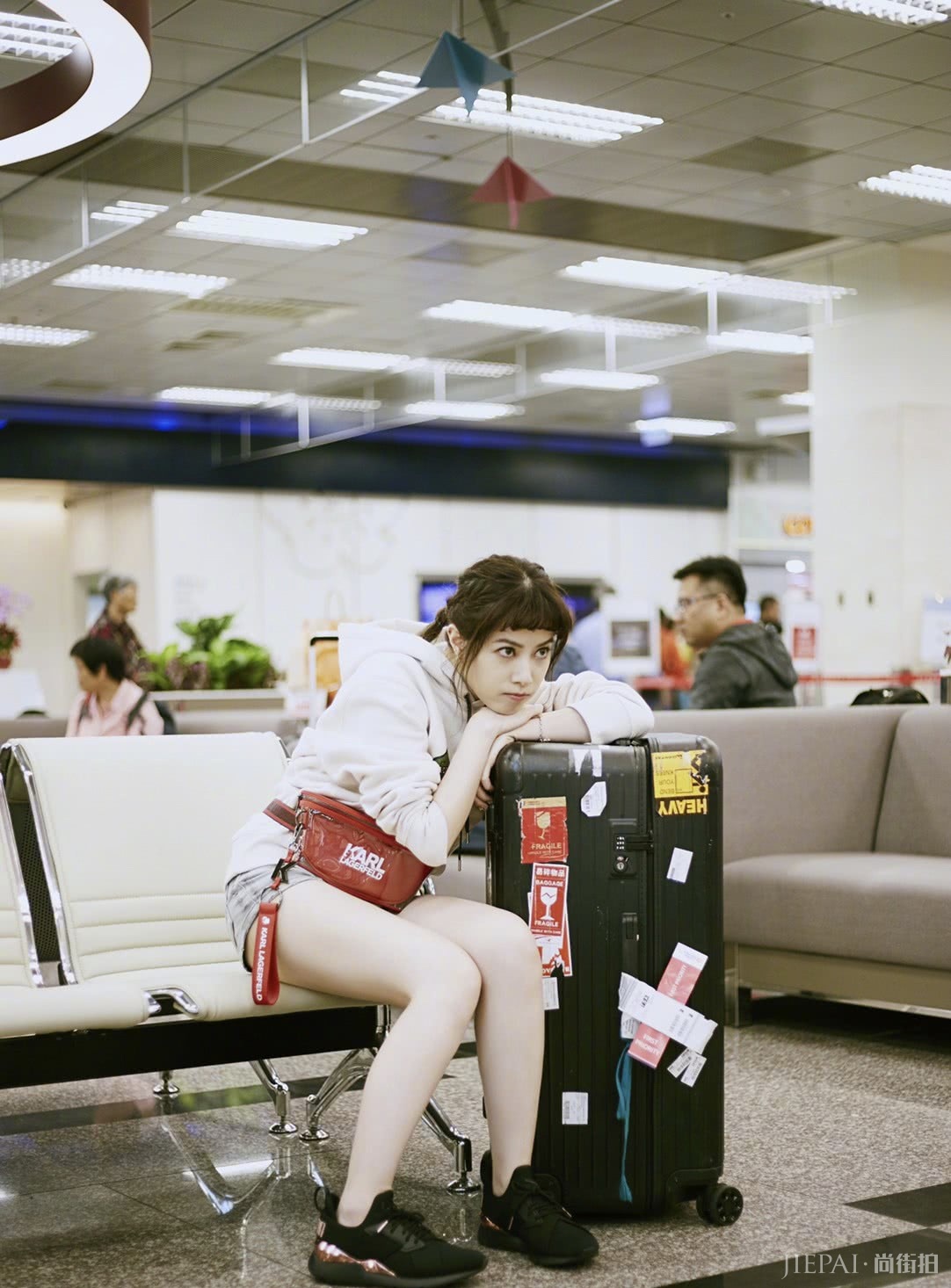 徐怀钰刘海配卫衣，新造型超年轻，看起来最多20岁