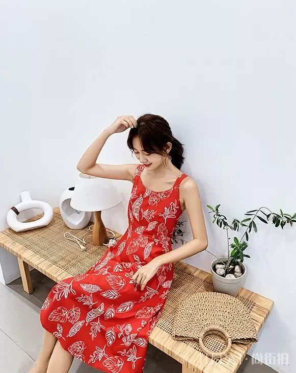 还在穿黑白灰?2019年夏天流行“果汁色”