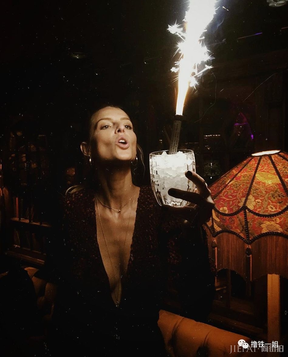 把刘雯圈成迷妹，长着大KK同款脸的她，才是维密的当家腰精！