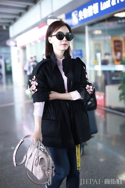 陈数穿刺绣纱裙成加分搭配!烂大街的淑女风搭配她照穿照样美