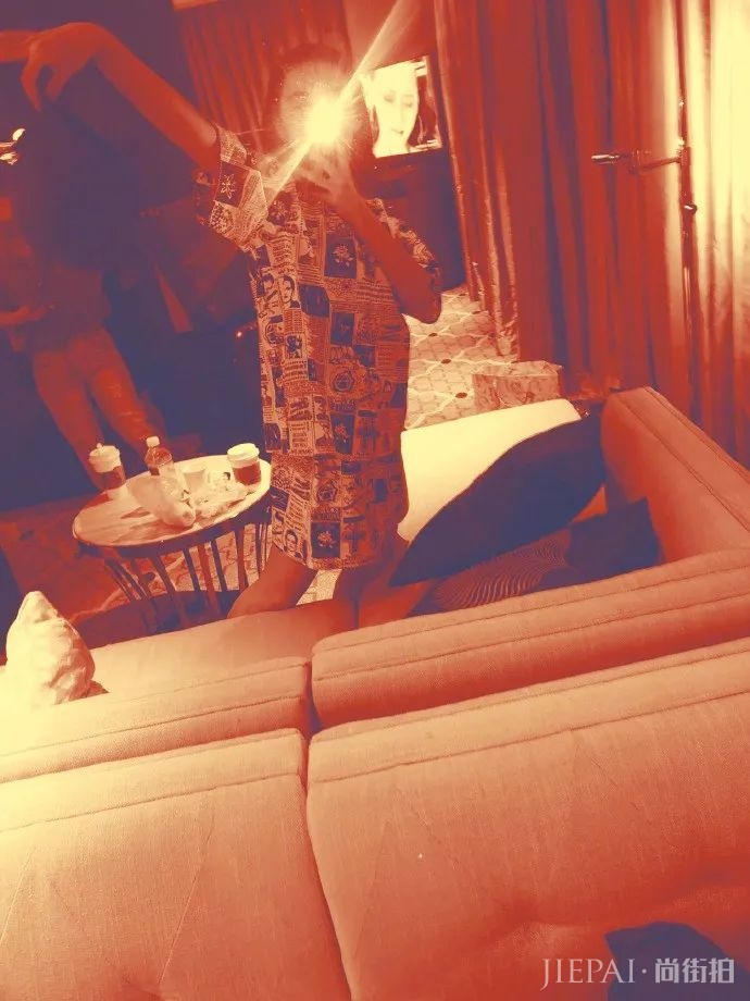 张子枫鬼马风T恤秀年轻，终于长成美少女