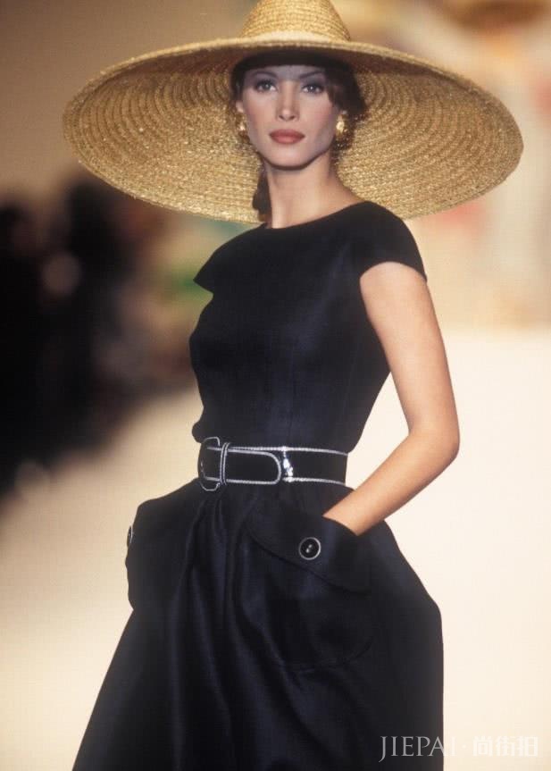 拥有最完美五官的女人，50岁了还照样迷人