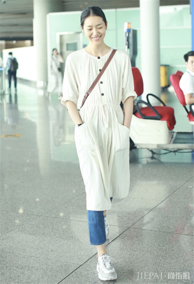 夏季穿裙子首选纽扣裙,男神也被你迷住