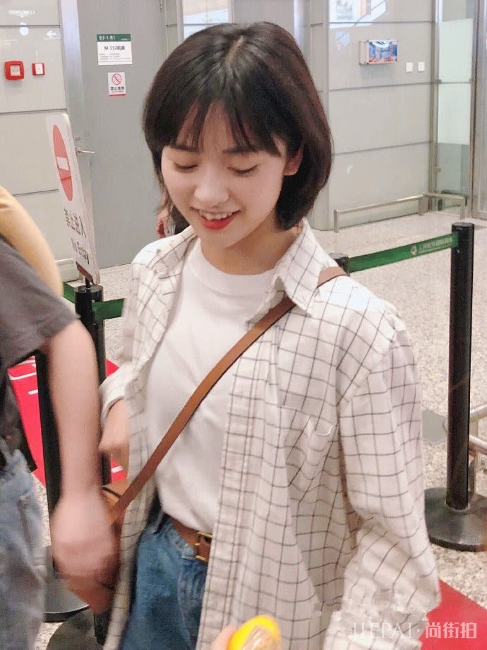 沈月穿男生穿的格子衬衫超好看,搭白T和牛仔短裤可爱又时尚