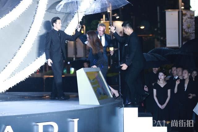 舒淇脚踩4寸高跟鞋出席活动雨天路滑不慎重摔，临危不乱赤脚离场