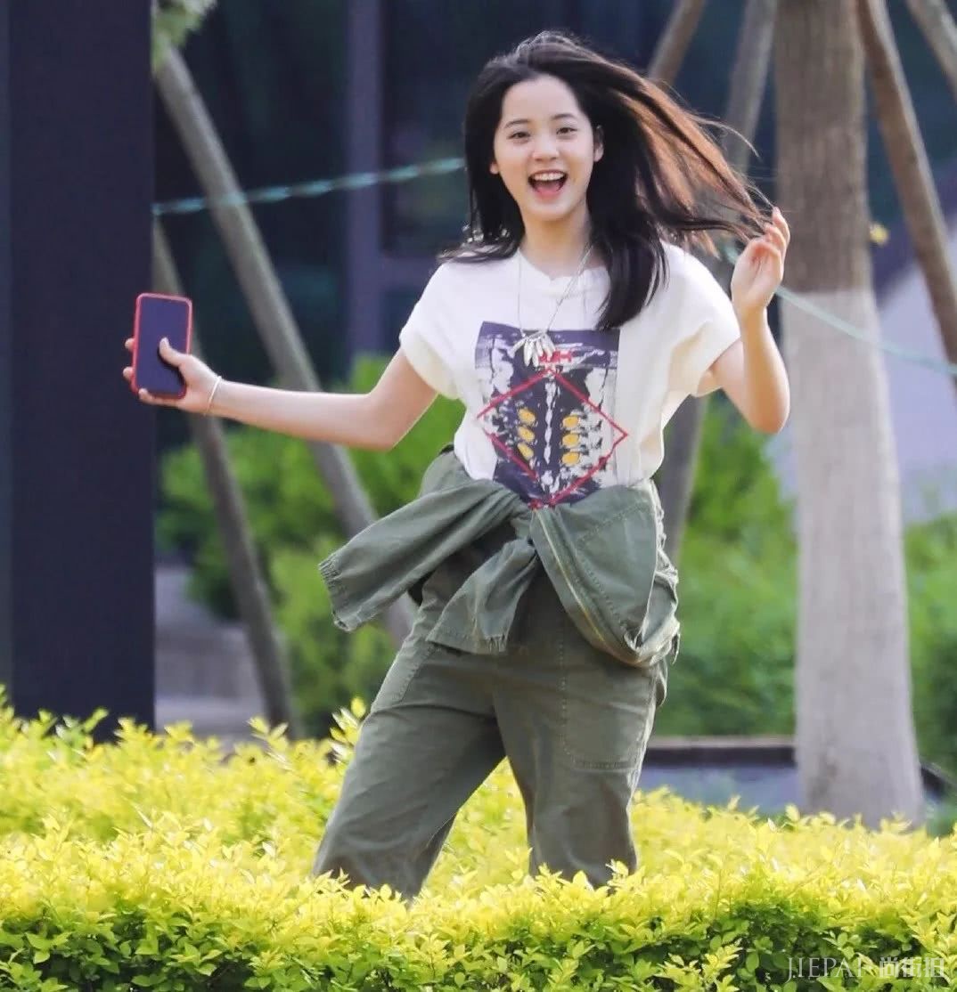 JENNIE、LISA都穿的这件内涵Tee,到底有多体面?