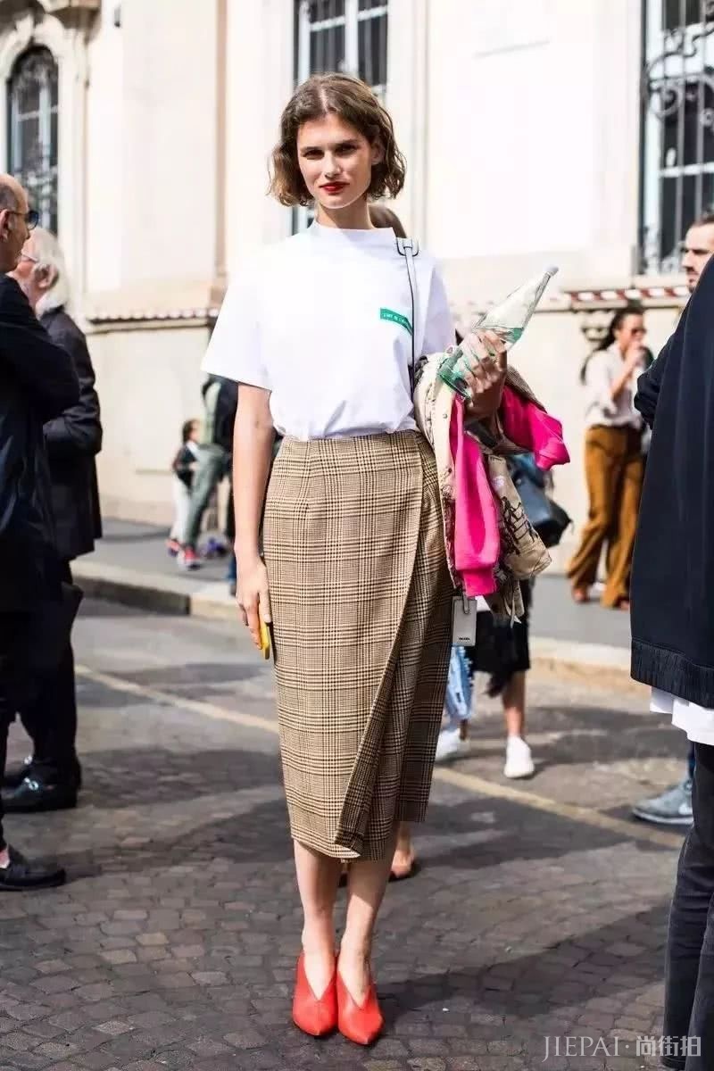 欧美街拍 今年夏天T恤这样穿又时尚还好看