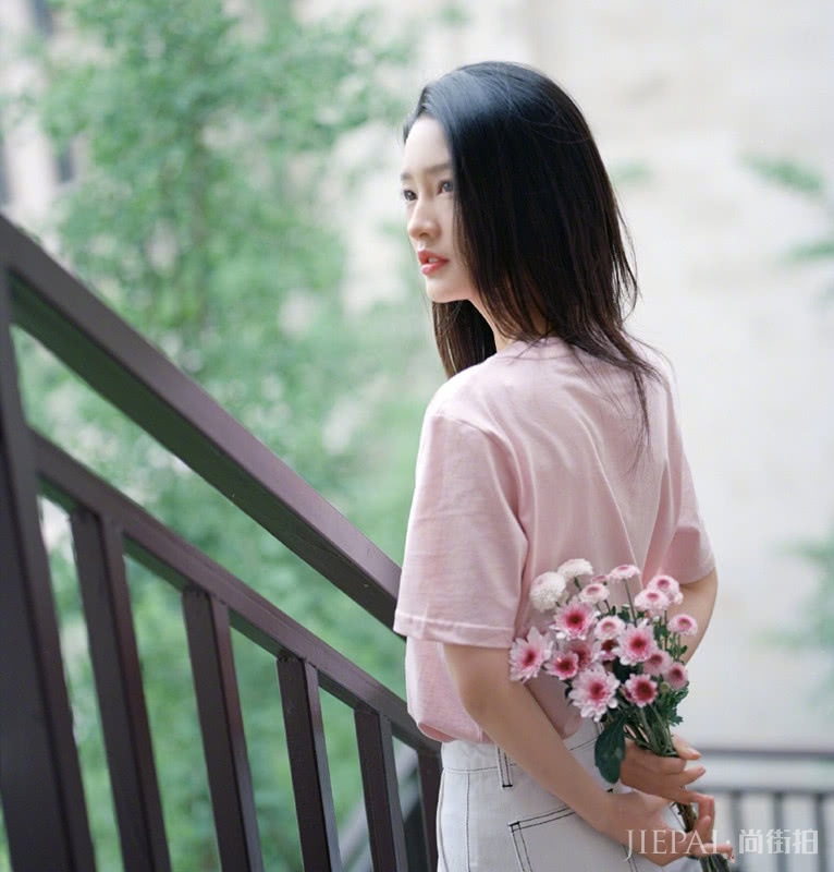 李沁晒夏季少女搭配，一件粉色短袖配白短裤，气质正好