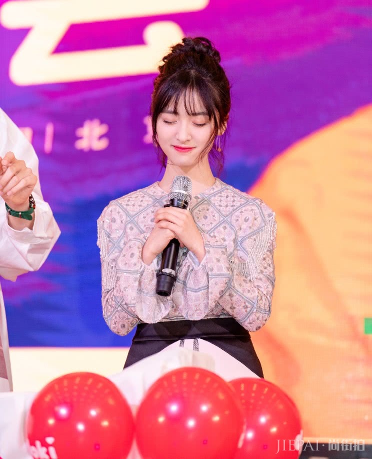 沈月穿鱼骨裙，粗腿瞬间变成漫画腿