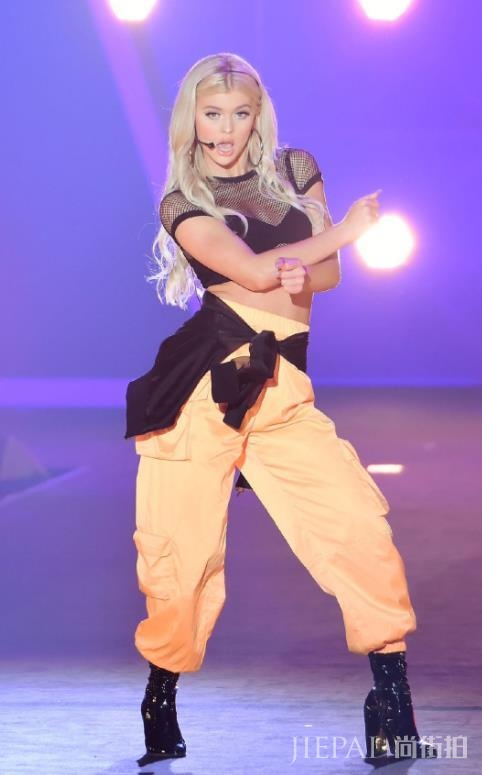 00后网红萝莉ins坐拥1600万粉丝,长得比娃娃还标志!