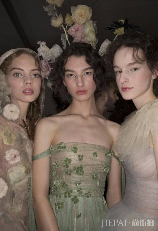 凭素颜行走时尚圈,一口气走了49场秀,广告还接到手软!