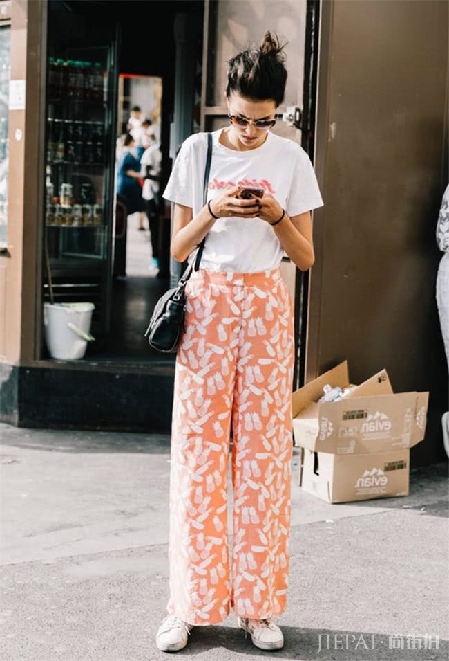 白色T恤搭阔腿裤，演绎夏季时尚浪漫