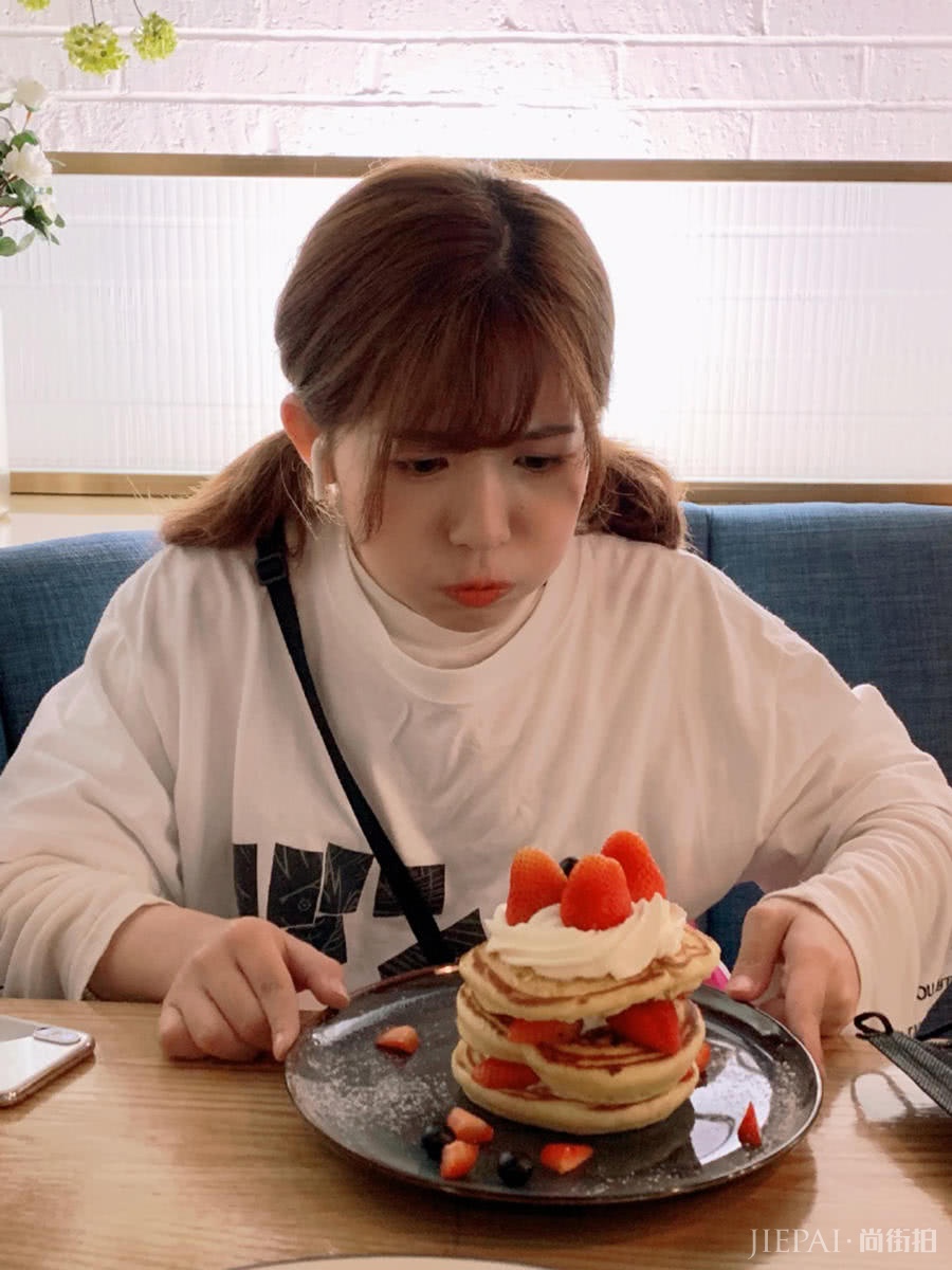 赖美云梳低扎双马尾搭戴兔儿帽,小个子太可爱了