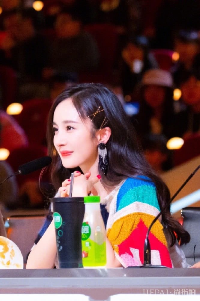 杨幂彩虹毛衣搭配亮片半裙唯美娇艳,再次成为全场焦点!