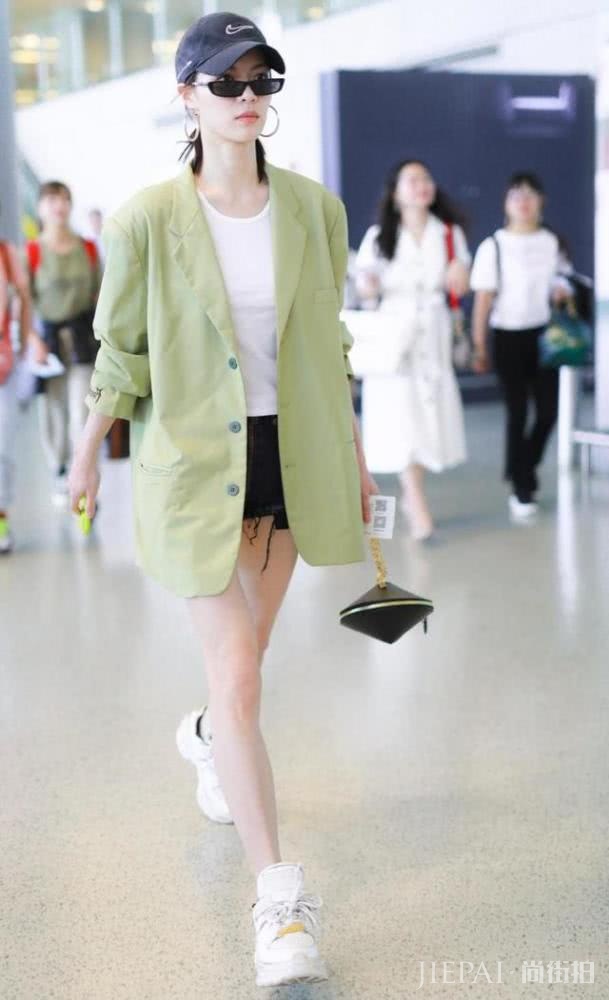 今年的流行包包居然这么怪异?鹅蛋、草筐还有塑料袋看着也让人心动