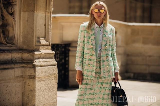 2020男装周场外街拍:女生穿男装,男人穿女装将是常态