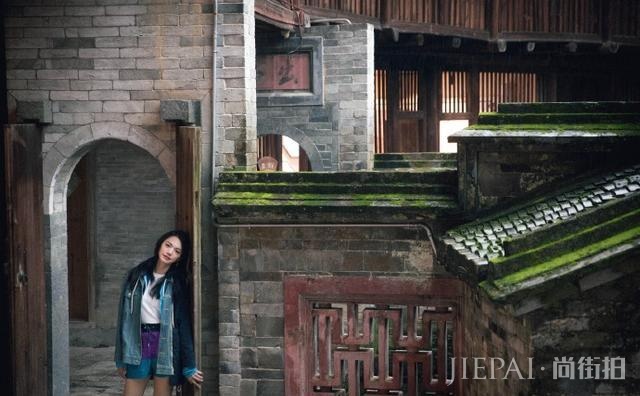 姚晨穿搭短裙短裤秀美腿,回到家乡的她让网友们羡慕!