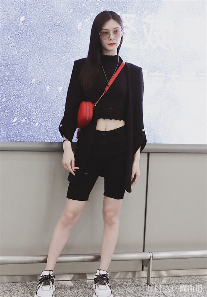 夏天穿白色很受欢迎，运动鞋清新又帅气