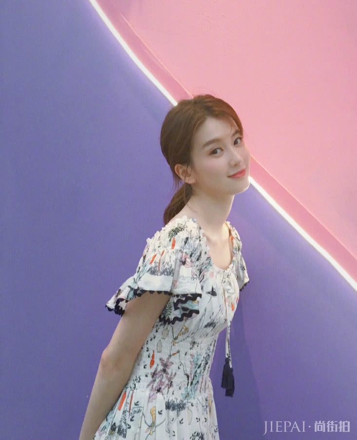 乔欣机场街拍 穿漫画T恤衫清新又有活力