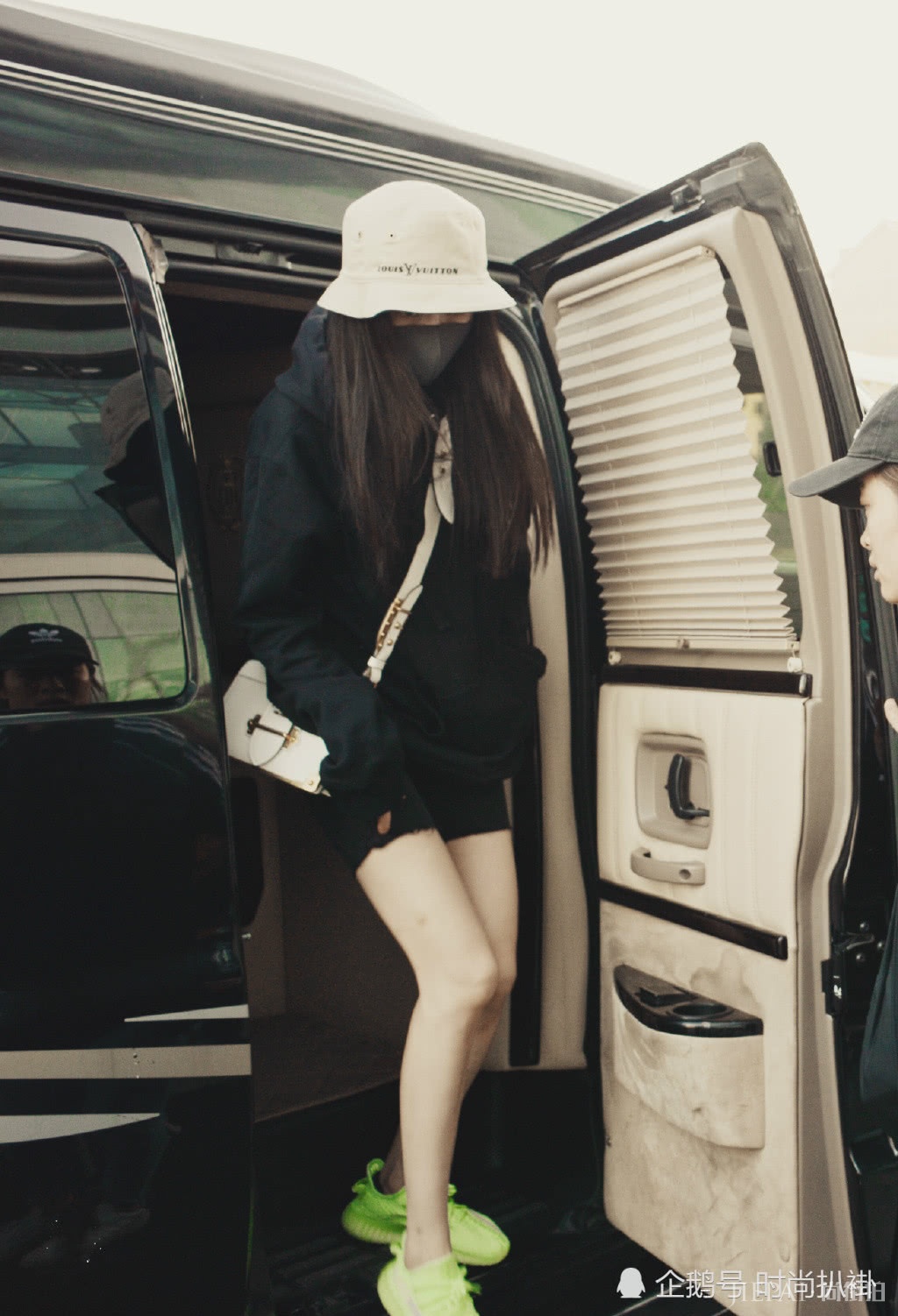 杨幂混搭文艺太好看！美腿+短裤让人尖叫