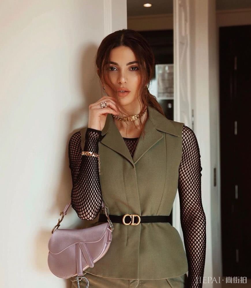 天气这么热,上街只缺一个腋下包了