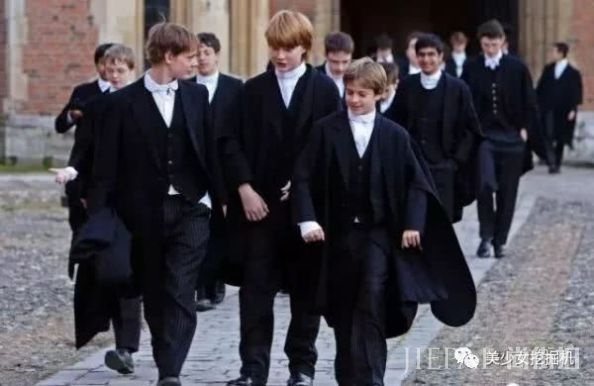 快30岁谭松韵靠丑哭的校服圈粉?百年前校服时尚又有民族特色