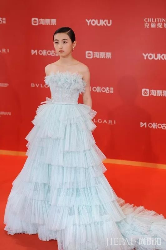 张子枫羽毛裙大秀直角肩,蛋糕裙尽显公主风