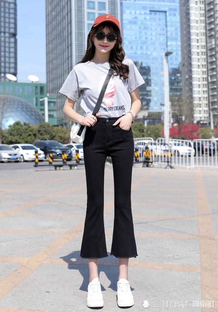 小白鞋搭配碎花和喇叭裤真的很帅气，显高还有女人味