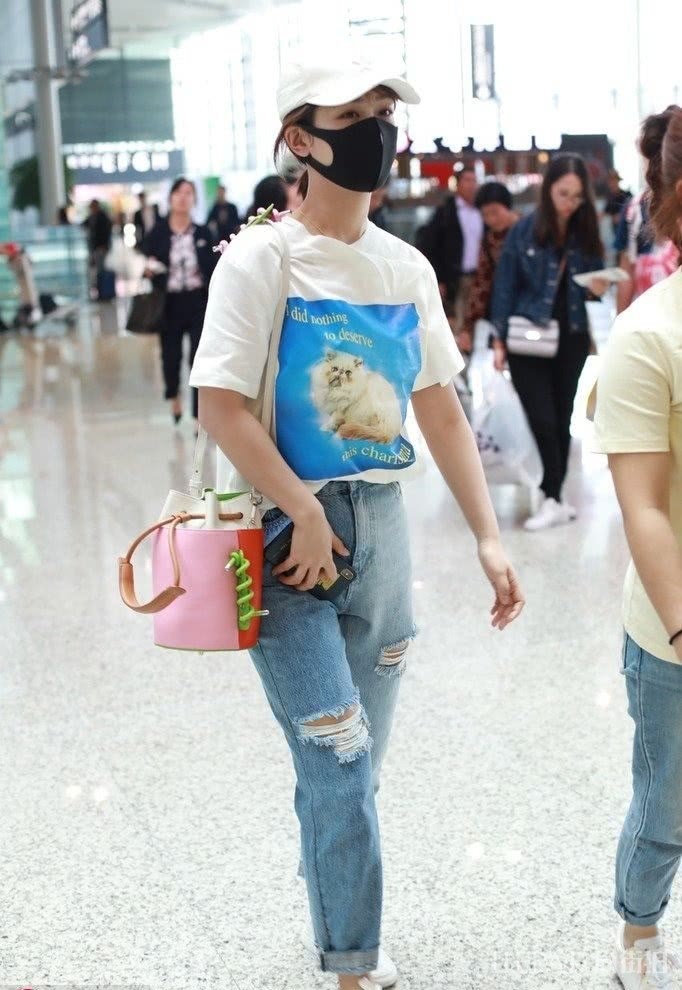 夏季T恤搭配牛仔裤显高又显瘦，明星们超爱穿