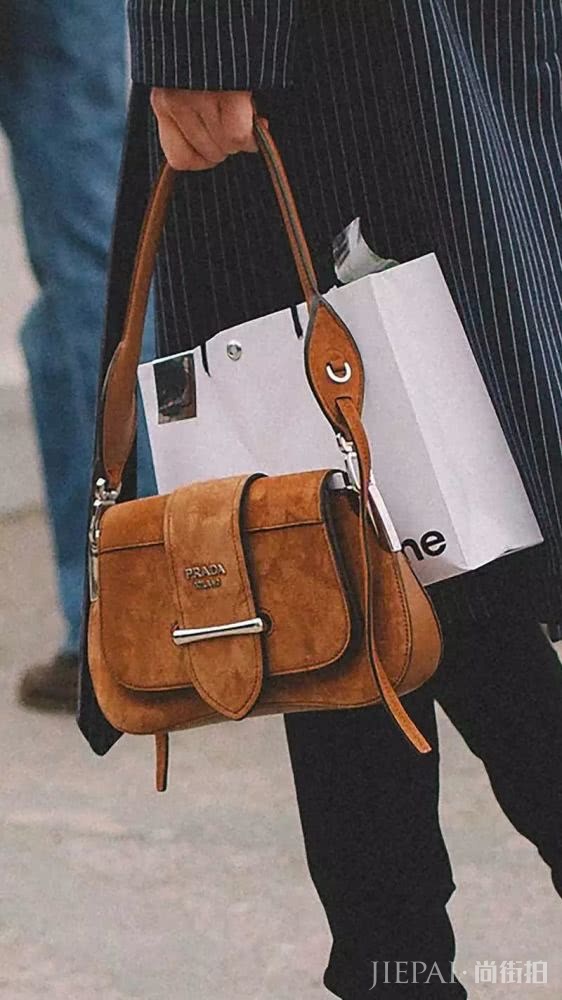 天气这么热,上街只缺一个腋下包了