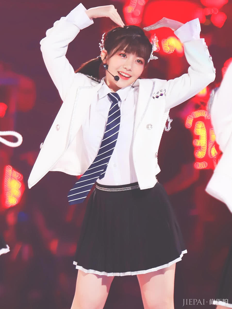 赖美云梳低扎双马尾搭戴兔儿帽,小个子太可爱了