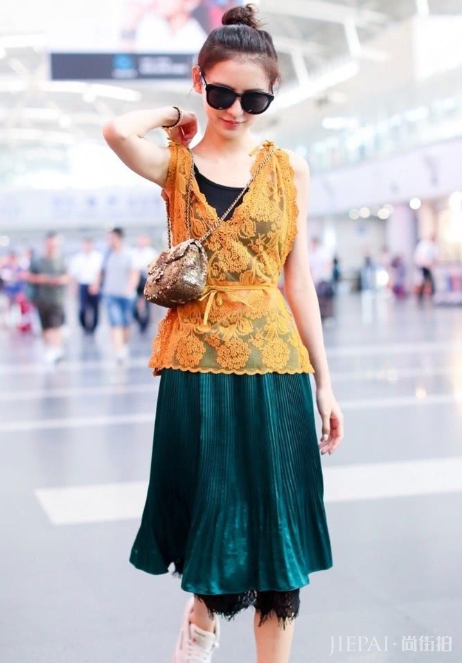 张予曦穿男友衬衫,机场街拍太性感