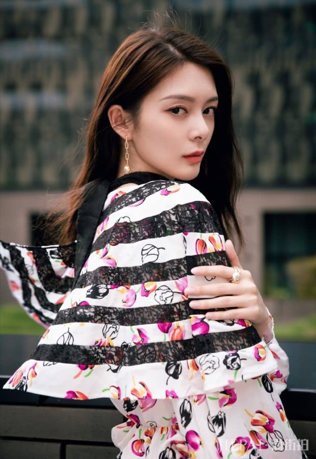 傅菁穿花裤子+“泥鳅鞋”现身,气场大开