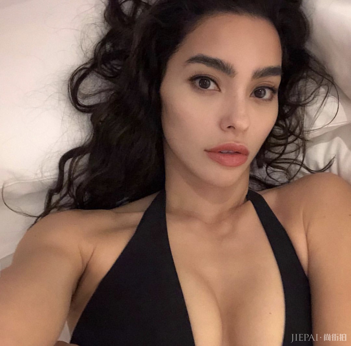 女神Adrianne Ho性感日常穿搭大放送!哪套Look你最爱?
