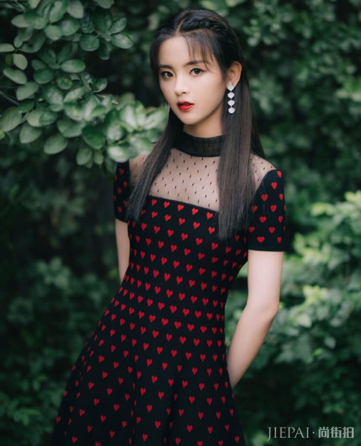 杨超越踩“3寸银莲鞋”拍写真，显腿细还有气场