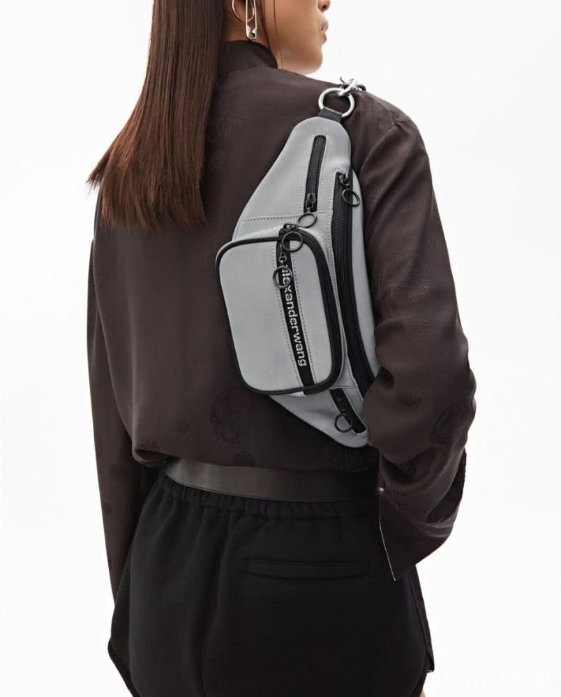 天气这么热,上街只缺一个腋下包了