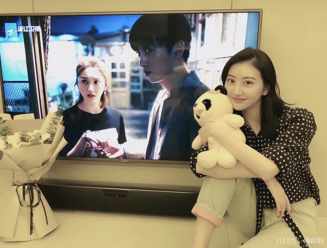 景甜与张继科分手,恋情丝毫没有影响仪态,颜值依旧身材更佳