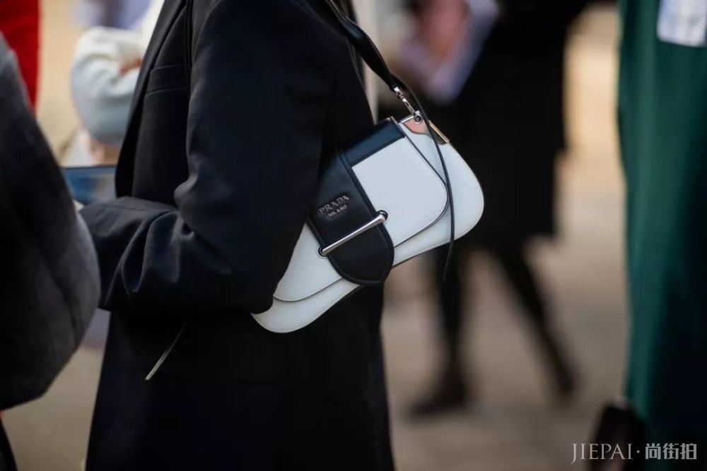 天气这么热,上街只缺一个腋下包了