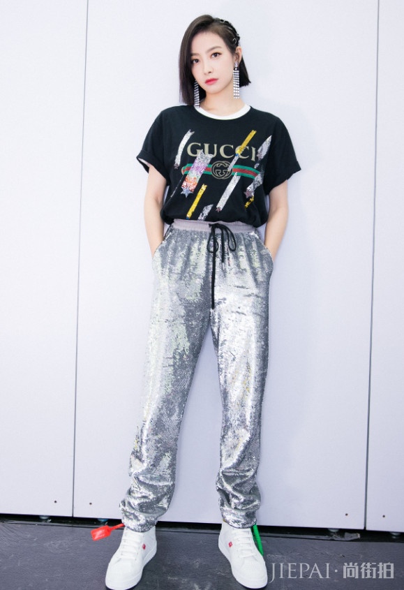 最近火了宋茜的“银耳裤”,不仅洋气还显腿长