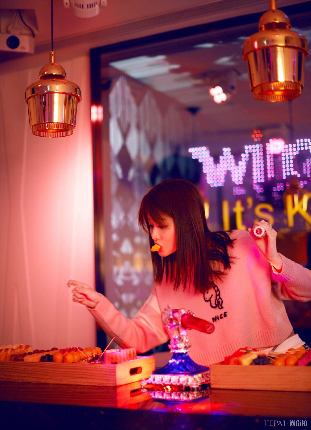 乔欣挑战复古女郎形象致敬《花样年华》，眼神自信坚定神似张曼玉