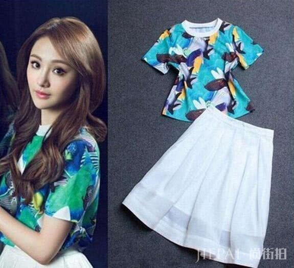 郑爽印花衬衫配短裙甜美又清新,生图太好看了吧