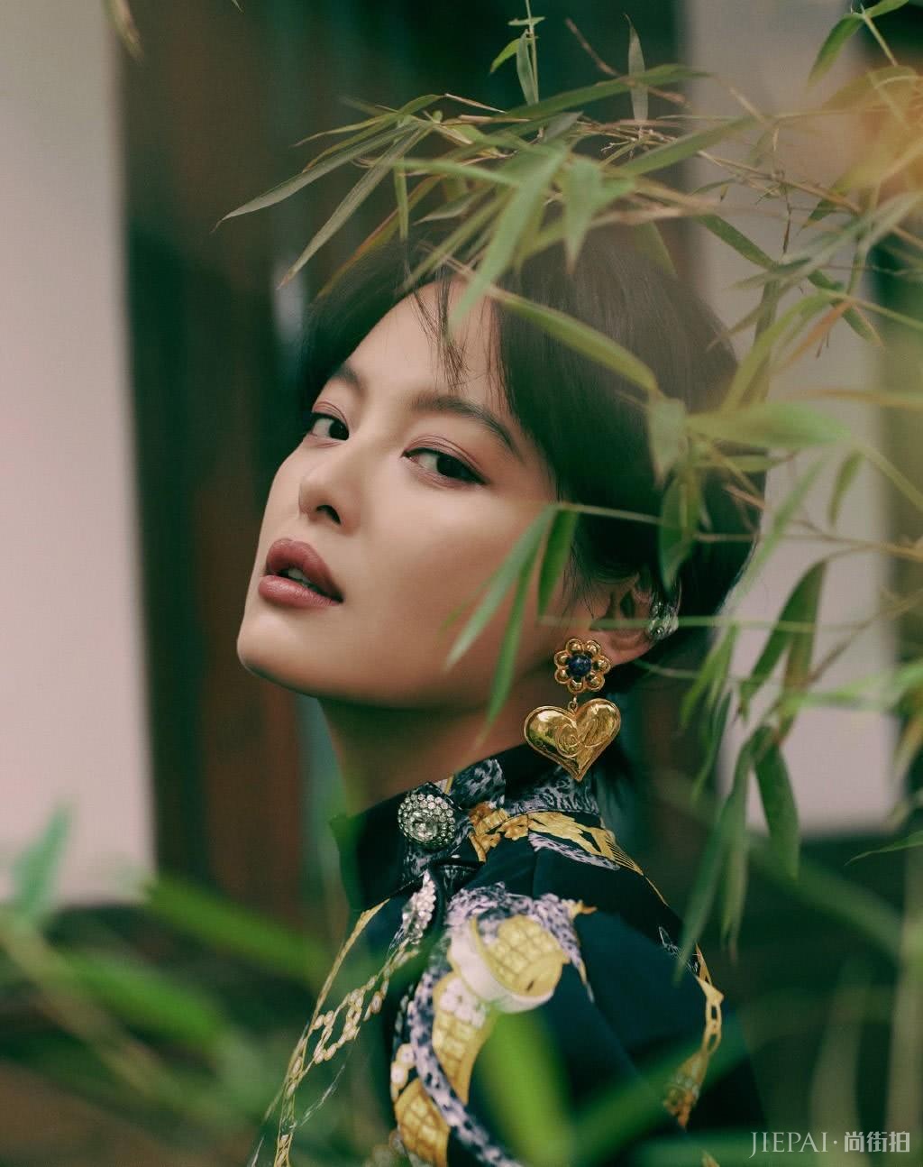 辛芷蕾超短裙上印满金链子,太有气质