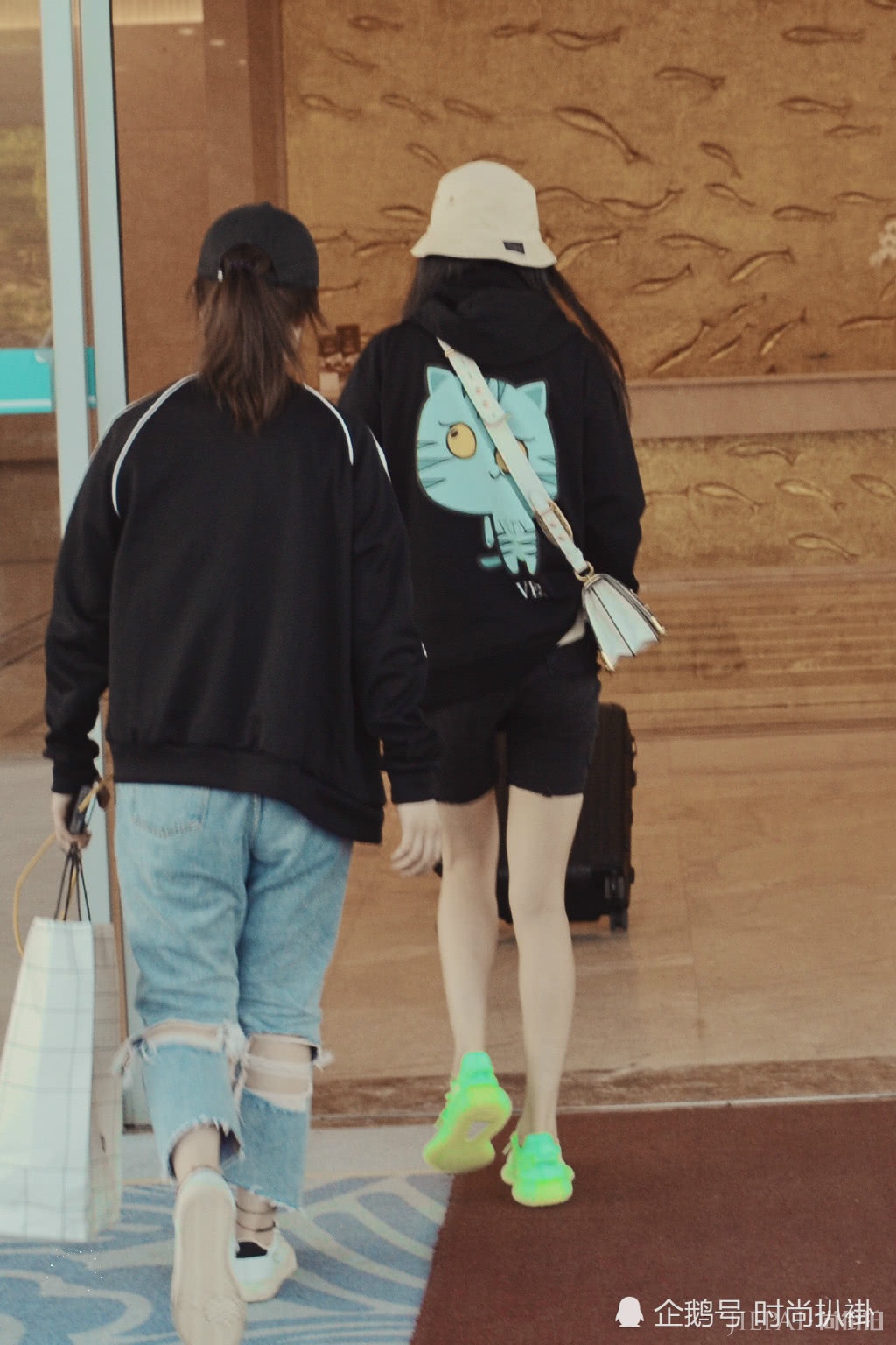 杨幂混搭文艺太好看！美腿+短裤让人尖叫