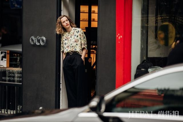 2020男装周场外街拍:女生穿男装,男人穿女装将是常态