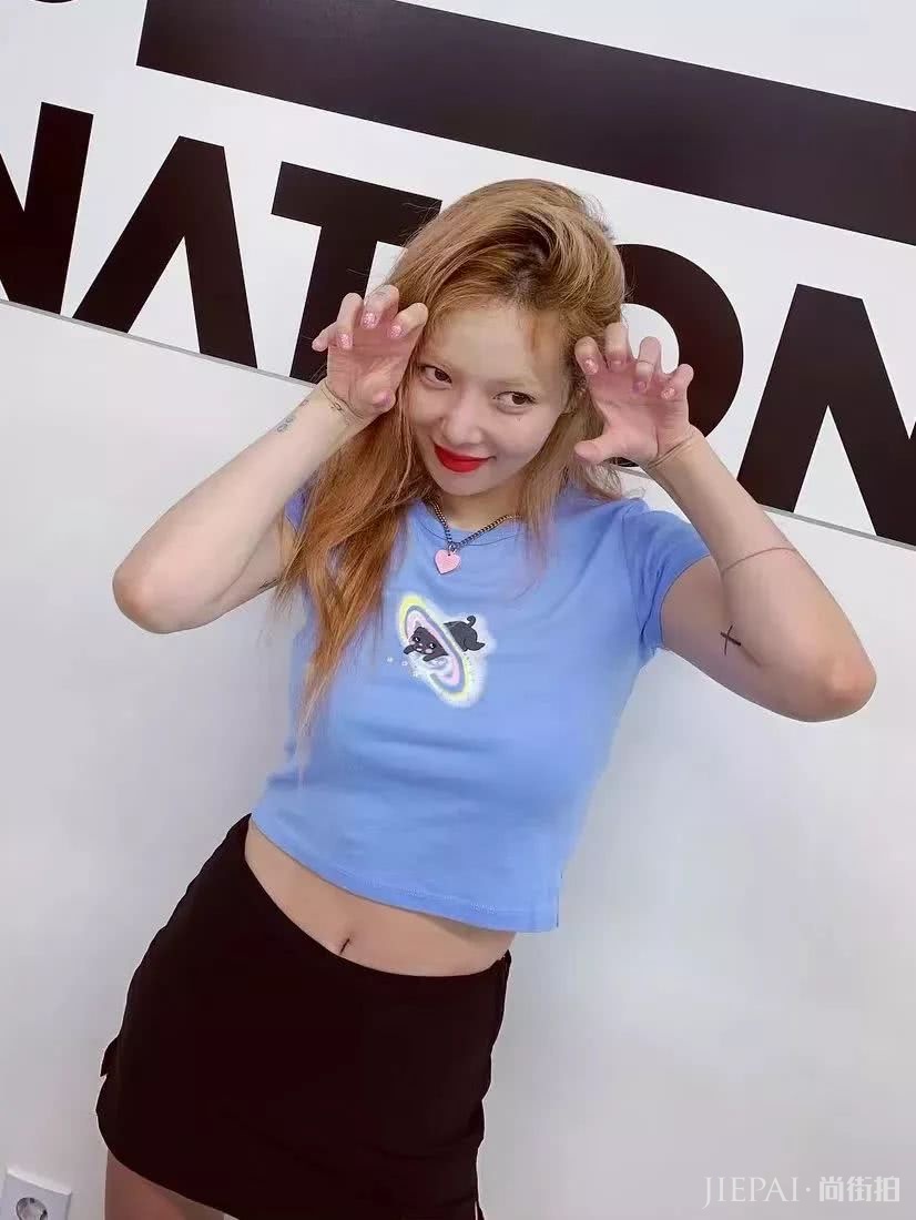 欧美街拍 今年夏天T恤这样穿又时尚还好看