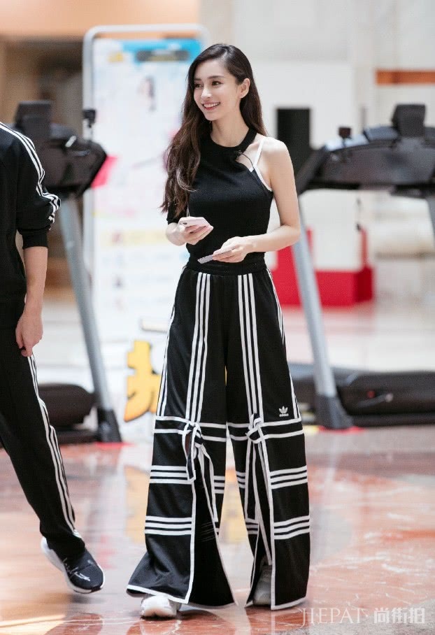 有一种裤子叫杨颖的“假裤子”,双腿并拢时很普通,分开太撩人