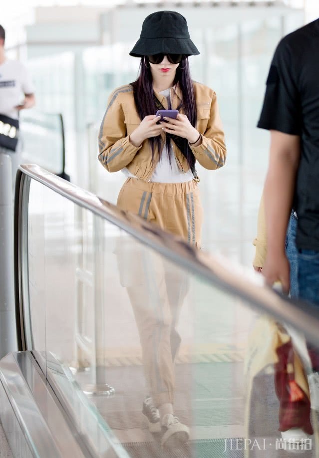 孟美岐力将半腿毒液靴穿出了堆堆袜的感觉,太少女!